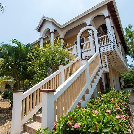 Caribbean Shores Bed & Breakfast Dangriga Exterior photo
