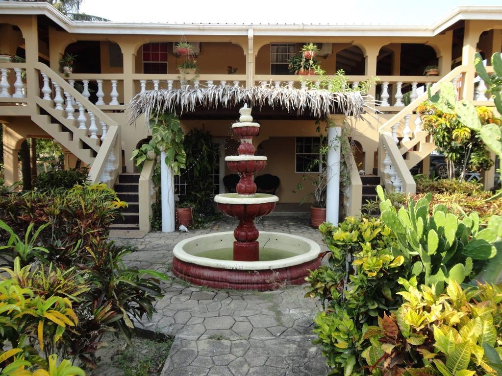 Caribbean Shores Bed & Breakfast Dangriga Exterior photo