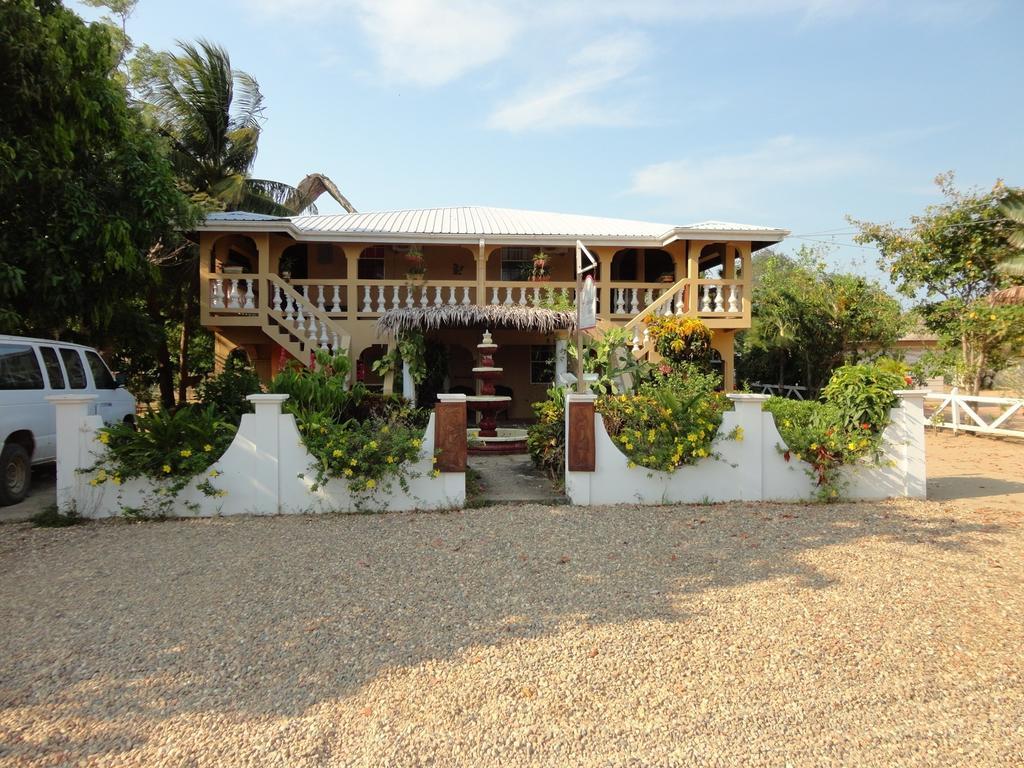 Caribbean Shores Bed & Breakfast Dangriga Exterior photo