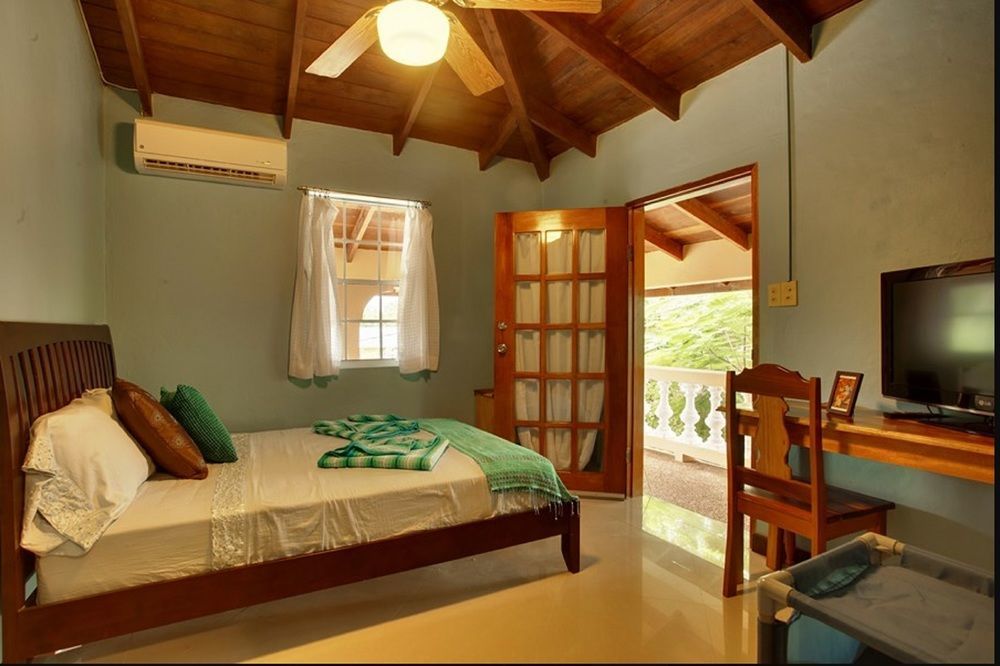 Caribbean Shores Bed & Breakfast Dangriga Exterior photo