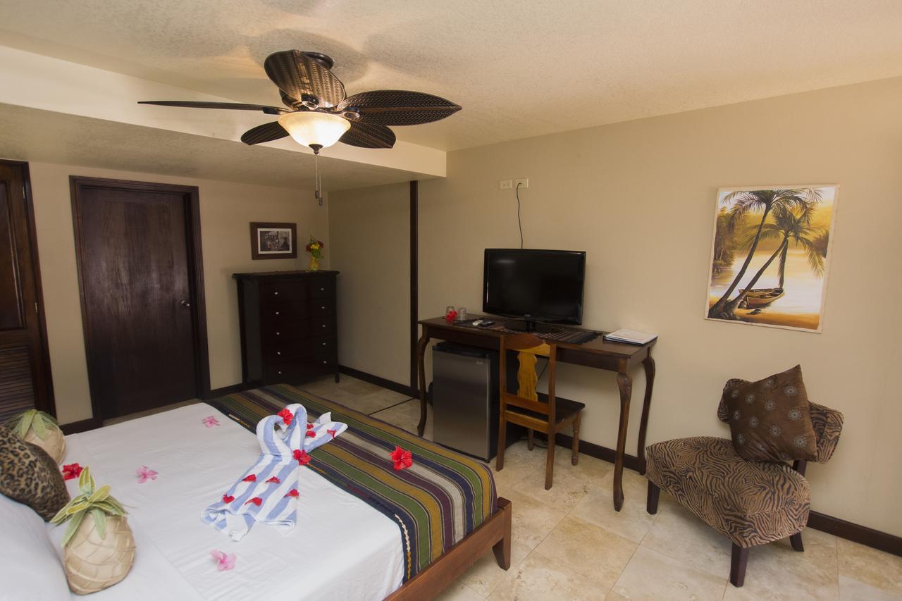 Caribbean Shores Bed & Breakfast Dangriga Exterior photo