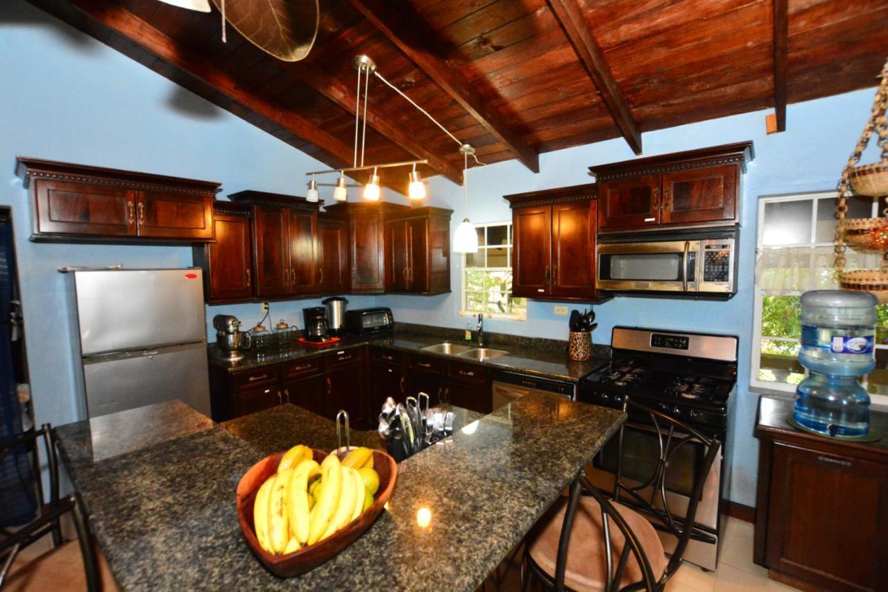 Caribbean Shores Bed & Breakfast Dangriga Exterior photo