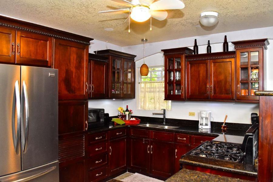 Caribbean Shores Bed & Breakfast Dangriga Exterior photo